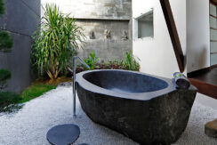 Villa Kailasha_0004_15. The Layar -1 bedroom - Outside bath